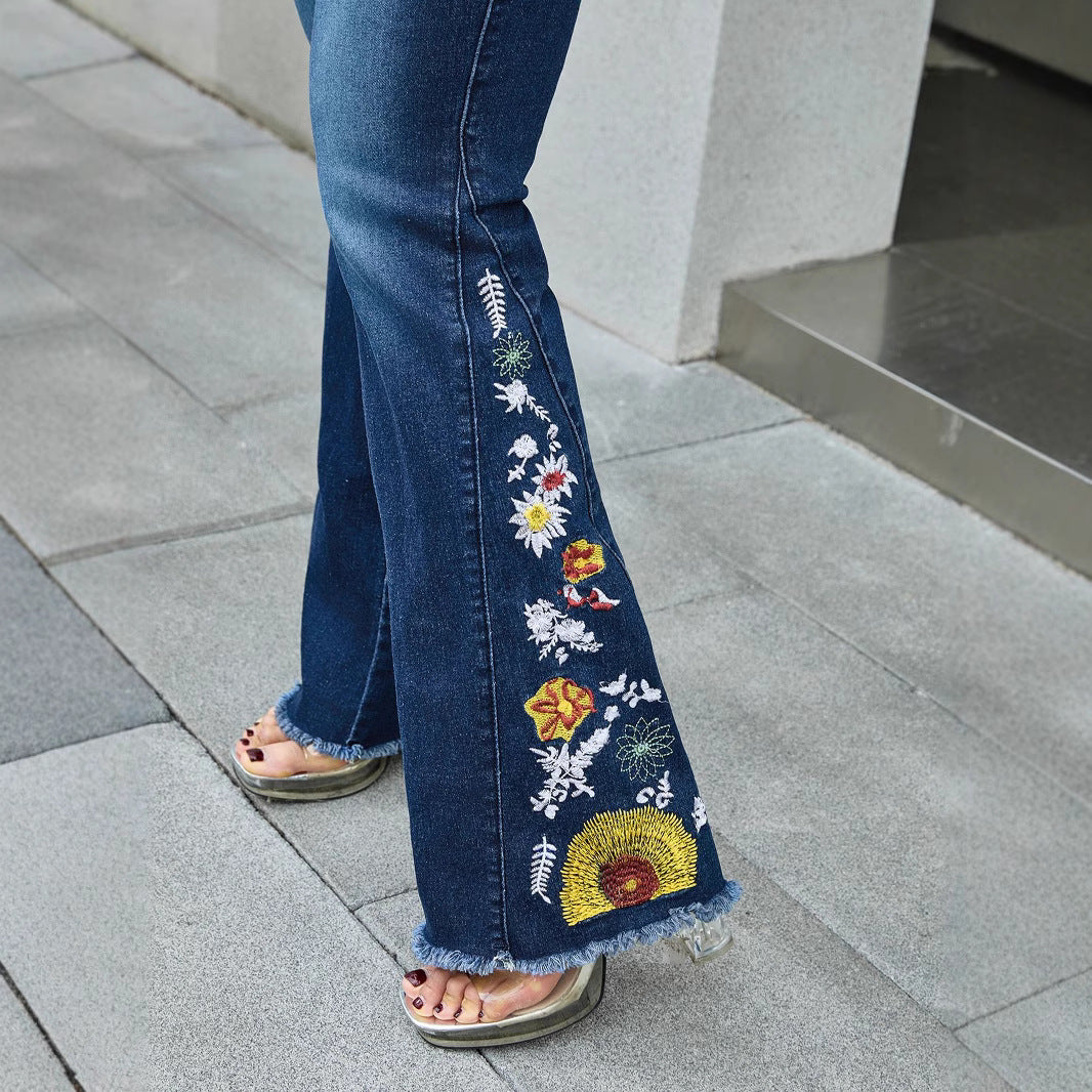 Jeans à ourlet effiloché avec broderie et couture au pied