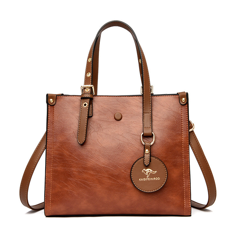 Elegant women's bag in oil waxed cowhide leather for daily commuting