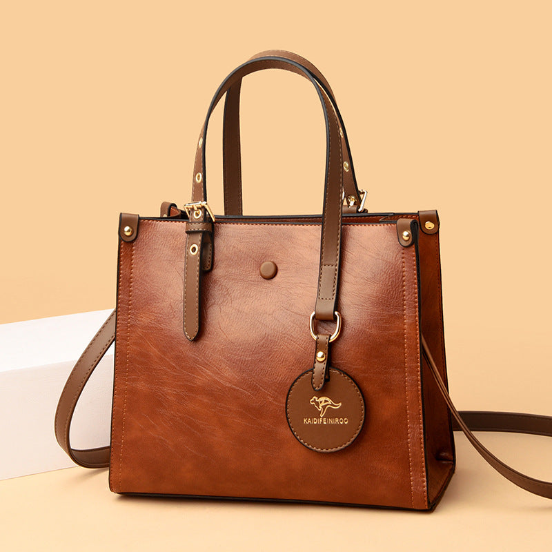 Elegant women's bag in oil waxed cowhide leather for daily commuting